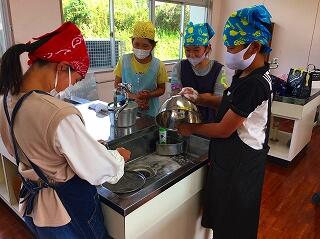 合間に片付けもしますよ