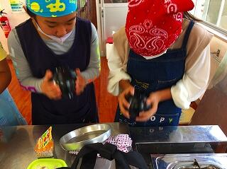 お椀をカパカパ振って…