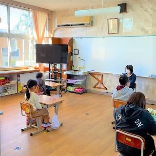 放送をしっかり聞いています。