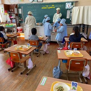 静かに配膳しています