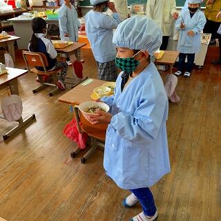 こぼさないようにちゃんと両手で持って