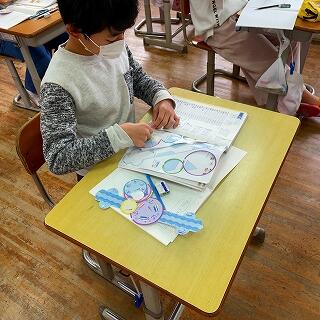 破れないように丁寧に切り離そう