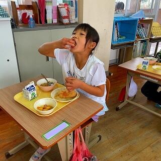 こうやって食べれば粉が…やっぱ、おちるわ