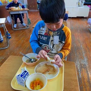 こういうのは一口大にちぎって…