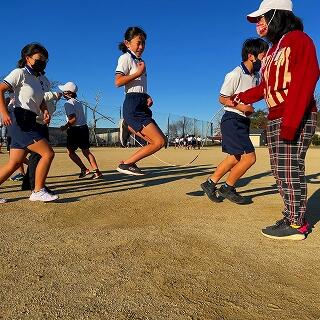 走るように跳びます