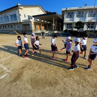 流れるように跳んでいます