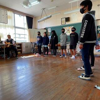 先生のギターに合わせて歌います