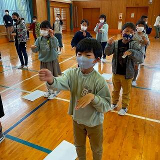 右手はトントン、左手はスリスリ