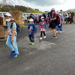 ６年生が１年生を前後でガードです。