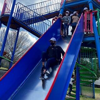 いくつになっても滑り台は楽しい！