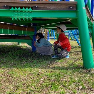 こんなところにひそむ人影…