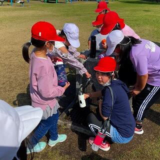 水筒の中身を補充します