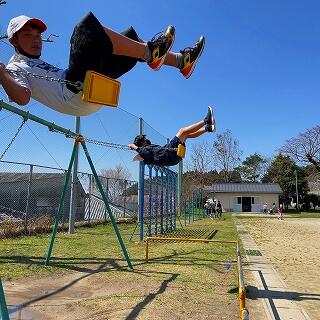 ブランコも飛んでいきそう…