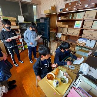 交代でメッセージを放送します