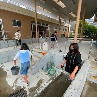 体育館まわりです