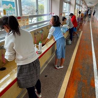 流しも磨きます