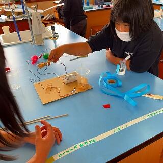 豆電球がつかないように棒を動かします