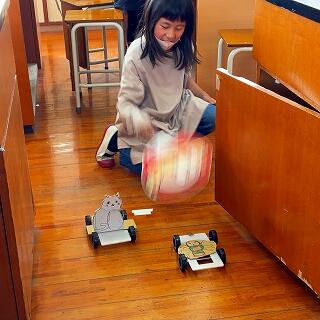 風の力で動かします