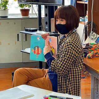 会話しながら読み聞かせが進みます