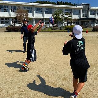 パンチでパスを出すよ