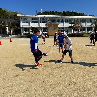 キックで一気に攻め込みます