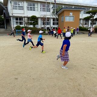 誰をつかまえたらいいんだ？