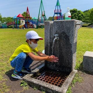 しっかり石けんで手を洗います。