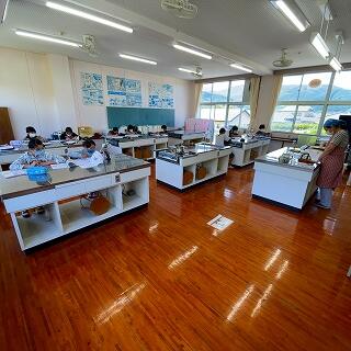 静かな学校で集中しています