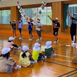 こうやって右手をあげますよ