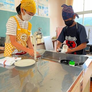 調理器具をきれいに洗います