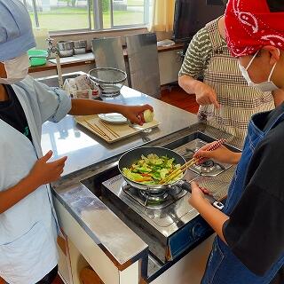 塩コショウで味を付けます