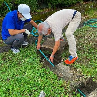 子どもたちが引っ掛からないように側溝を通します。