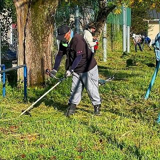 熱い朝日が照り付けます