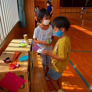 この指で缶を押してね