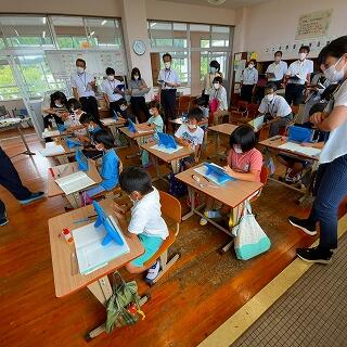 子どもたちよりもお客さんの数の方が多い…？