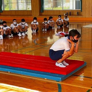 みんなの前は緊張するなぁ…