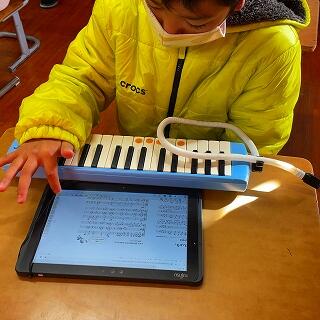 子どもたちの教科書もデジタルです。