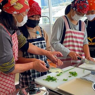 野菜を切るときの手の使い方はね…