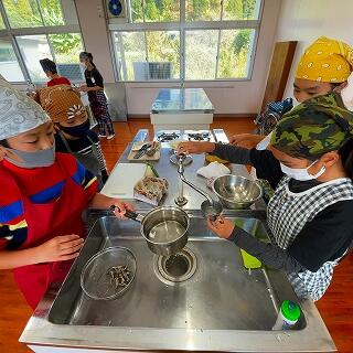 水を量るだけでも班全員が注目