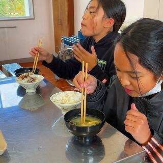 熱いよ、落ち着いて食べてね