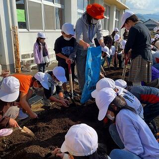 ハイ、みんなで土を混ぜて！