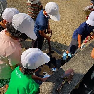 スコップをきれいにして片付けます