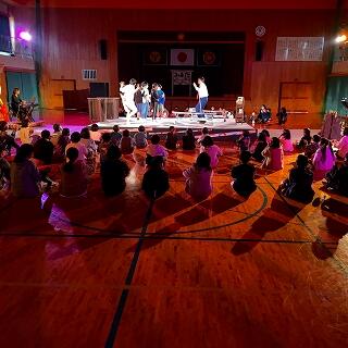 体育館が駅のホームになりました