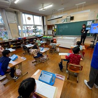 タブレットで算数の学習中ですね。