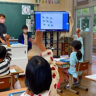 合わせていくつになるでしょうか？　ハイッ！