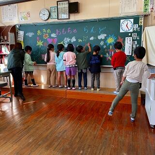 黒板に歓迎の絵や言葉をかきます