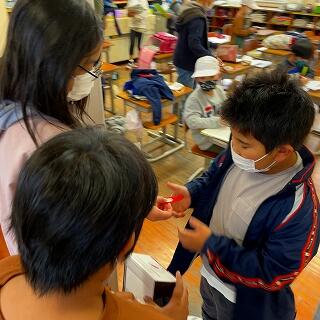 赤い羽根をどうぞ。