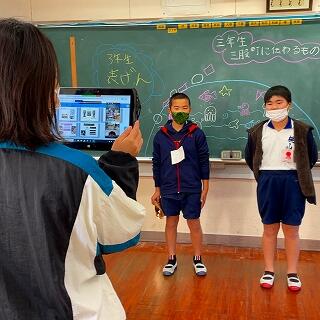 カメラの前は緊張します