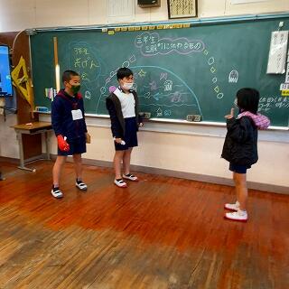 途中に短い劇が入ります。