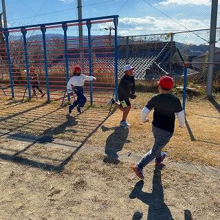 うわぁ、はさまれた！